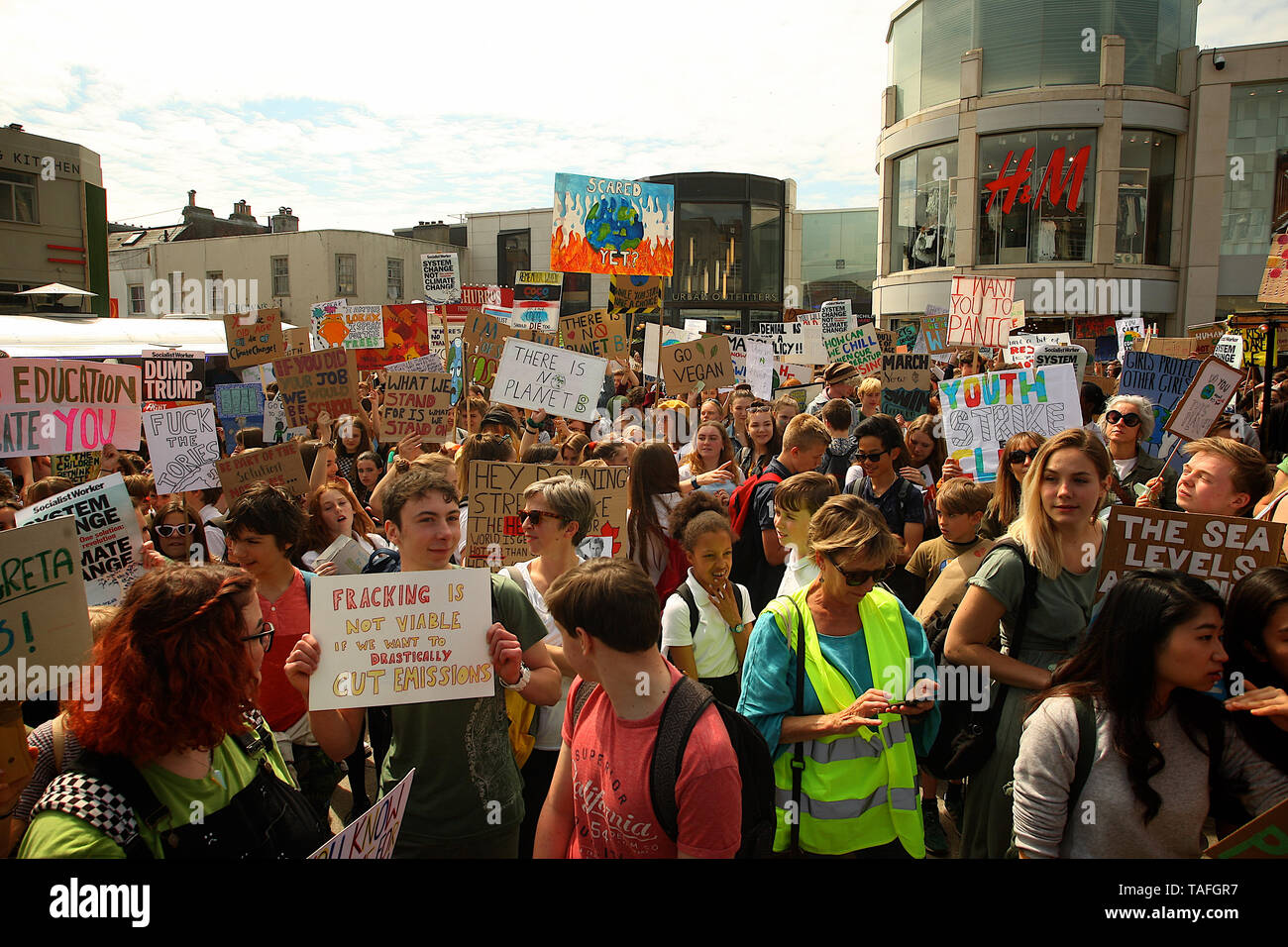 Brighton, Regno Unito. 24 Maggio, 2019. I bambini della scuola di Brighton andare in sciopero alla campagna e chiedono che il governo di fare qualcosa circa il riscaldamento globale. Credito: Rupert Rivett/Alamy Live News Foto Stock