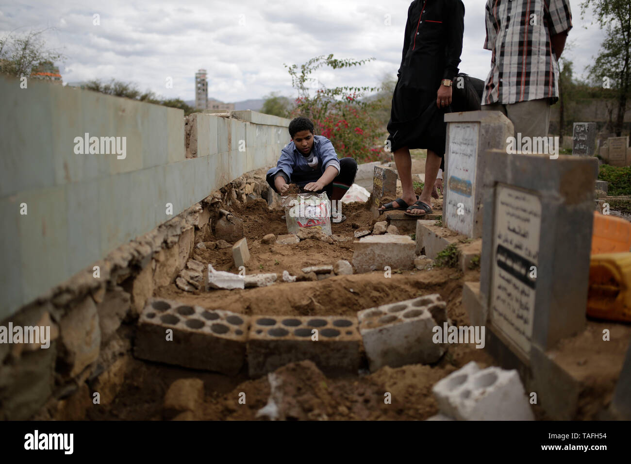 Sanaa, Yemen. 24 Maggio, 2019. Popolo yemenita seppellire i corpi delle vittime che sono state uccise in un attacco aereo assertivamente effettuate dalla Saudi-led coalizione. Credito: Hani Al-Ansi/dpa/Alamy Live News Foto Stock
