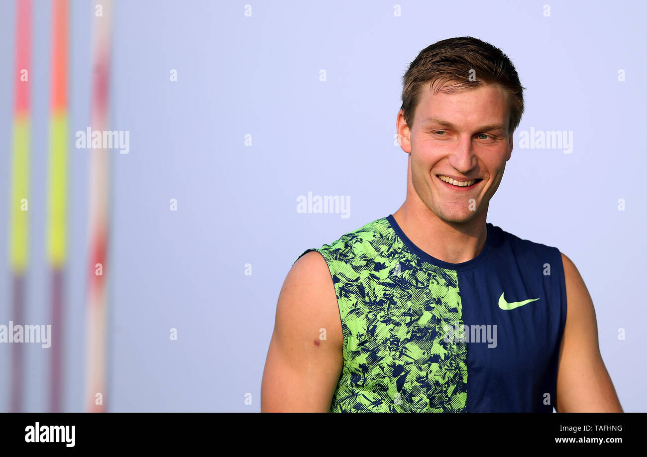 24 maggio 2019, Sassonia-Anhalt, Schönebeck: atletica: Schönebecker SoleCup. Javelin thrower Thomas Röhler (LC) Jena sorride dopo la sua lettiera. È arrivato secondo al 85.69 metri. Foto: Ronny Hartmann/dpa-Zentralbild/dpa Foto Stock