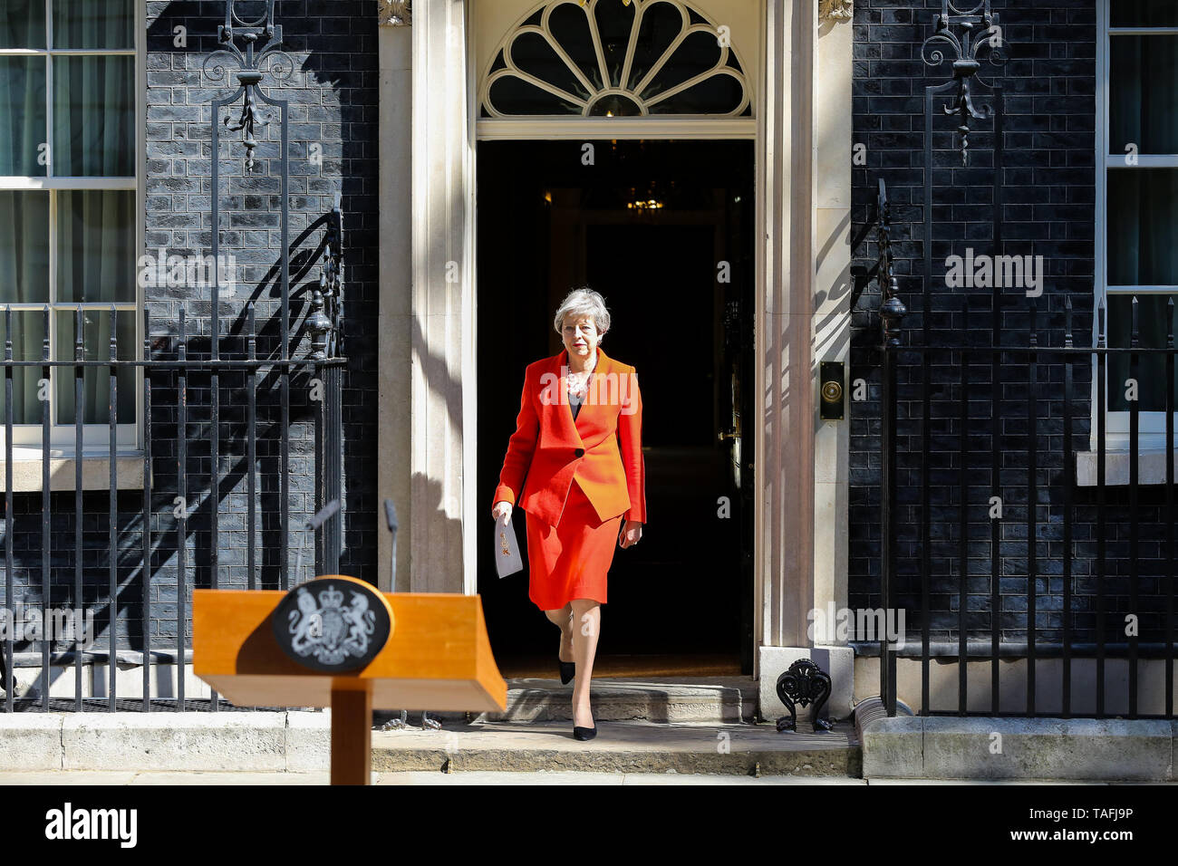 A Downing Street, London, Regno Unito 24 maggio 2019- Primo Ministro britannico Theresa Maggio fa una dichiarazione di Downing Street dopo un incontro con Graham Brady, il presidente del comitato 1922. Theresa Maggio ha annunciato che le dimissioni come il leader del Partito conservatore e del Primo Ministro il 07 giugno 2019. Lei rimarrà come un custode del Primo ministro fino a quando il Partito conservatore i membri scelgono un nuovo leader. Il nuovo Primo Ministro è probabilmente in post entro la fine di luglio. Credito: Dinendra Haria/Alamy Live News Foto Stock