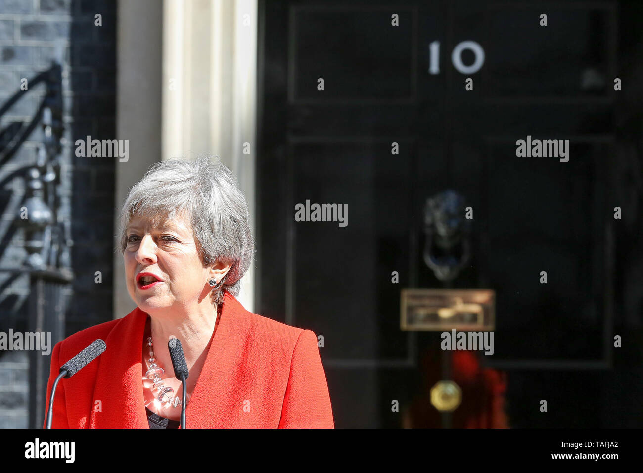 A Downing Street, London, Regno Unito 24 maggio 2019- Primo Ministro britannico Theresa Maggio fa una dichiarazione di Downing Street dopo un incontro con Graham Brady, il presidente del comitato 1922. Theresa Maggio ha annunciato che le dimissioni come il leader del Partito conservatore e del Primo Ministro il 07 giugno 2019. Lei rimarrà come un custode del Primo ministro fino a quando il Partito conservatore i membri scelgono un nuovo leader. Il nuovo Primo Ministro è probabilmente in post entro la fine di luglio. Credito: Dinendra Haria/Alamy Live News Foto Stock