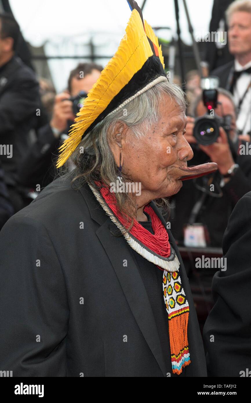 Cannes, Francia. 24 Maggio, 2019. Capo Raoni Metuktire assiste la premiere di 'Sybil' durante la 72a Cannes Film Festival presso il Palais des Festivals a Cannes, Francia, il 24 maggio 2019. | Utilizzo di credito in tutto il mondo: dpa/Alamy Live News Foto Stock