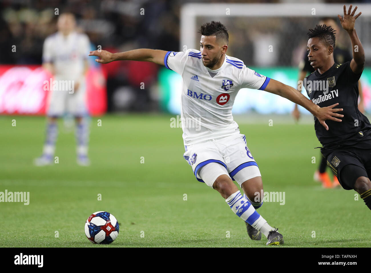 Los Angeles, CA, Stati Uniti d'America. 24 Maggio, 2019. Impatto di Montreal centrocampista Saphir Taider (8) acquisisce il controllo della palla come egli è perseguito da Los Angeles FC avanti Latif benedizione (7) durante il gioco tra impatto di Montreal e Los Angeles FC a Banc della California Stadium di Los Angeles, CA, Stati Uniti d'America. (Foto di Peter Joneleit) Credito: csm/Alamy Live News Foto Stock