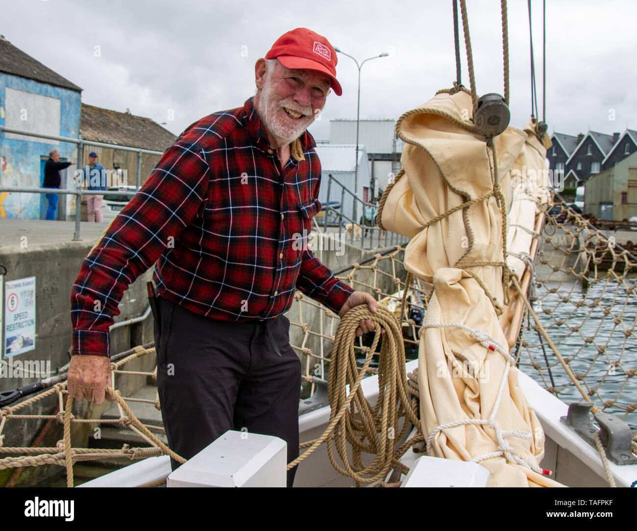 La barca di legno Festival, Baltimore, West Cork, Irlanda, 25 maggio 2019, il Festival annuale delle imbarcazioni in legno si svolgerà questo fine settimana a Baltimora. Una delle imbarcazioni che partecipano è il Ilen, lanciato nel 1926 come una nave commerciale tra le isole Falkland. Ora completamente restaurato alla sua gloria precedente, Paddy Barry è uno dei fieri dell'equipaggio. Aphperspective credito/ Alamy Live News Foto Stock