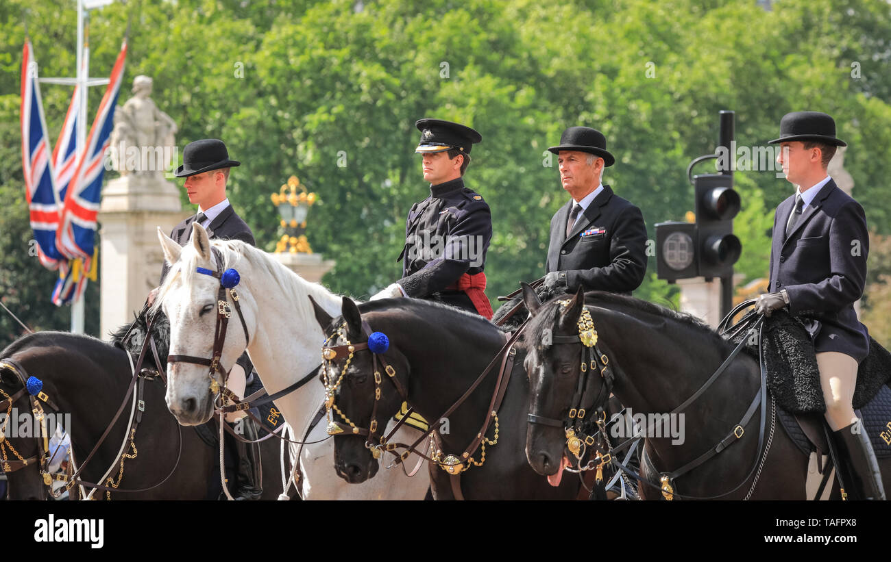 Westminster, Londra, Regno Unito. 25 Maggio, 2019. Montato in grroms Bowler Hats, utilizzato come stand ins per i membri della famiglia reale di prendere parte alla parata di compleanno. I soldati e i cavalli della famiglia divisione, prendere parte nel Il Maggiore Generale della revisione lungo il centro commerciale al di fuori Buckingham Palace, la prima delle due sfilate davanti al Trooping il colore della regina parata di compleanno in giugno. Credito: Imageplotter/Alamy Live News Foto Stock