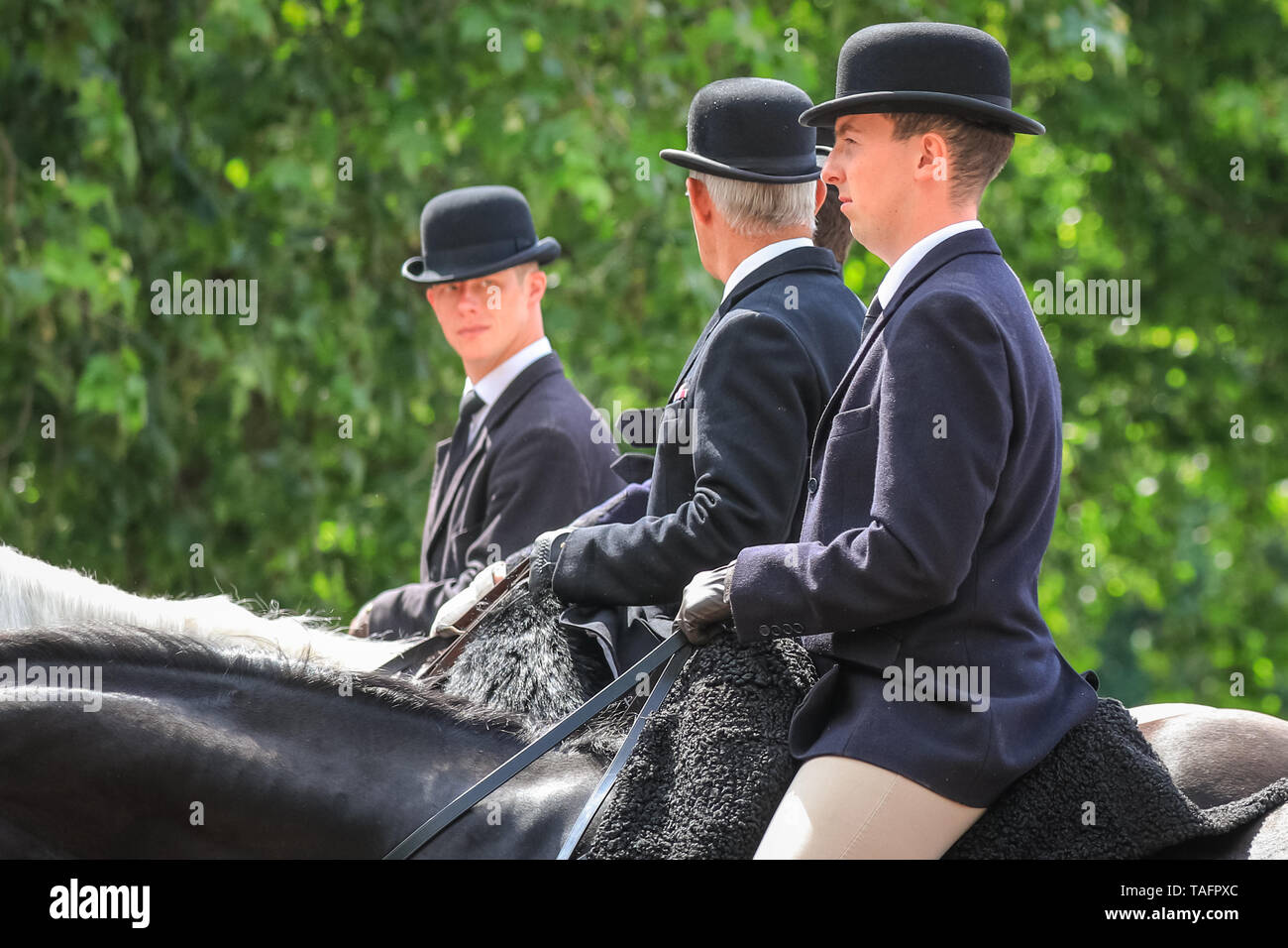 Westminster, Londra, Regno Unito. 25 Maggio, 2019. Montato in grroms Bowler Hats, utilizzato come stand ins per i membri della famiglia reale di prendere parte alla parata di compleanno. I soldati e i cavalli della famiglia divisione, prendere parte nel Il Maggiore Generale della revisione lungo il centro commerciale al di fuori Buckingham Palace, la prima delle due sfilate davanti al Trooping il colore della regina parata di compleanno in giugno. Credito: Imageplotter/Alamy Live News Foto Stock