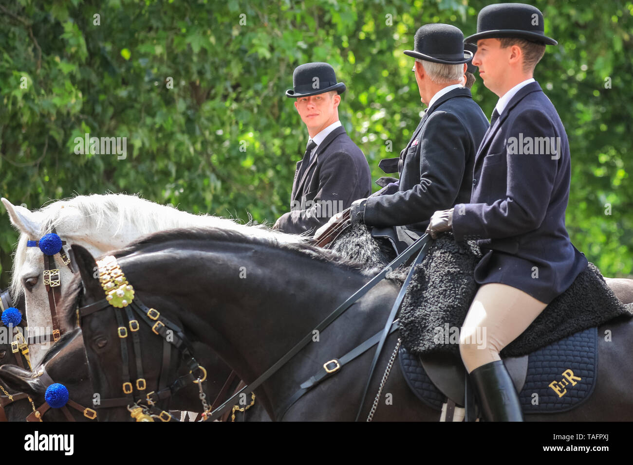 Westminster, Londra, Regno Unito. 25 Maggio, 2019. Montato "segnaposto" piloti in Bowler Hats, utilizzato come stand ins per i membri della famiglia reale di prendere parte alla parata di compleanno. I soldati e i cavalli della famiglia divisione, prendere parte nel Il Maggiore Generale della revisione lungo il centro commerciale al di fuori Buckingham Palace, la prima delle due sfilate davanti al Trooping il colore della regina parata di compleanno in giugno. Credito: Imageplotter/Alamy Live News Foto Stock