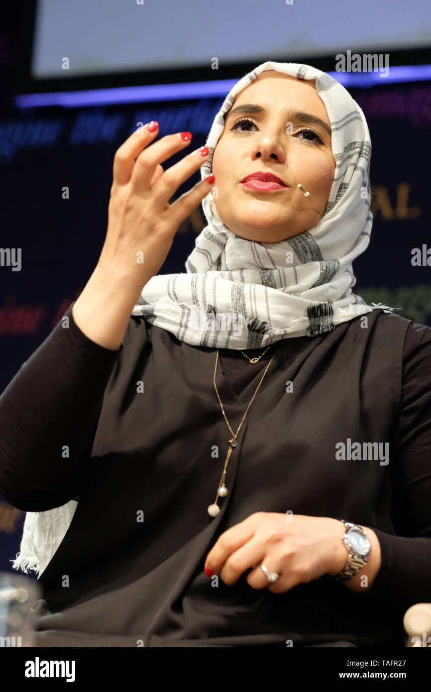 Festival di fieno, Hay on Wye, Powys, Wales, Regno Unito - Sabato 25 Maggio 2019 - autore dell'Oman Jokha Alharthi vincitore del Man Booker Premio Internazionale per il suo romanzo i corpi celesti colloqui sul palco del Festival di fieno. Foto Steven Maggio / Alamy Live News Foto Stock