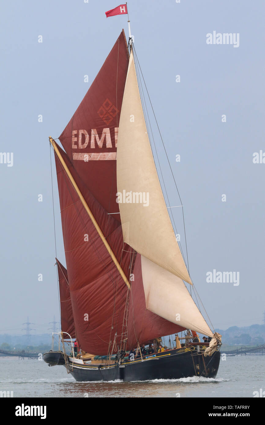 Fiume Medway, Kent, Regno Unito. 25 Maggio, 2019. Quasi una dozzina di storico chiatte a vela hanno preso parte al 111Medway chiatta a vela corrispondono. Fino a quando non sono state sostituite da moderne spedizione e metodi di carico, vela chiatte solcato i loro scambi commerciali nel Regno Unito i canali navigabili. Rob Powell/Alamy Live News Foto Stock