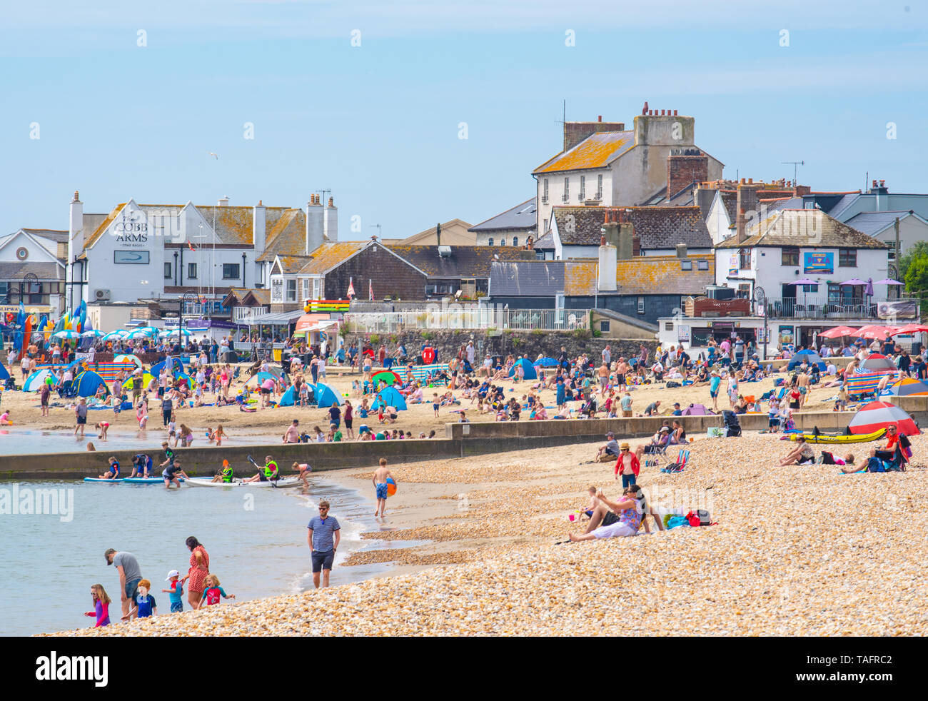 Lyme Regis, Dorset, Regno Unito. 25 maggio 2019. Meteo REGNO UNITO: folle di turisti e visitatori accorrono per la spiaggia di Lyme Regis a crogiolarvi al sole caldo come il resort costiero sfrigola su il giorno più caldo dell'anno finora. Il sabato è impostata in modo da essere il più soleggiato giorno di fine maggio weekend festivo. Credito: Celia McMahon/Alamy Live News. Credito: Celia McMahon/Alamy Live News Foto Stock