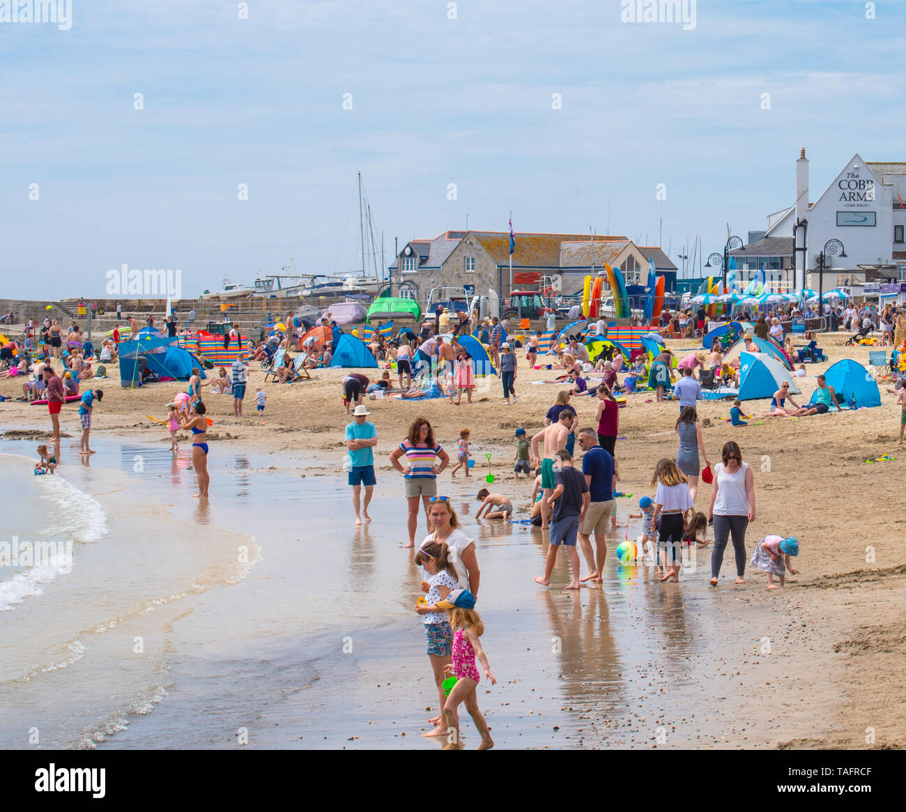 Lyme Regis, Dorset, Regno Unito. 25 maggio 2019. Meteo REGNO UNITO: folle di turisti e visitatori accorrono per la spiaggia di Lyme Regis a crogiolarvi al sole caldo come il resort costiero sfrigola su il giorno più caldo dell'anno finora. Il sabato è impostata in modo da essere il più soleggiato giorno di fine maggio weekend festivo. Credito: Celia McMahon/Alamy Live News. Credito: Celia McMahon/Alamy Live News Foto Stock