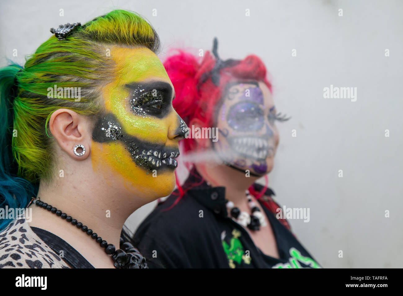 Morecambe, Regno Unito 25 maggio, 2019. Marie & Sarah, malformati deformato, deformato, misproportioned, distorto, ritorto, nodose in Morecambe Nizza n incapace punk & ska Festival 2019 evento. Questo piccolo e accogliente, massimo punk/ska/new wave festival è basata a Trimpell Sport e Social Club. Credito: MediaWorldImages/Alamy Live News Foto Stock