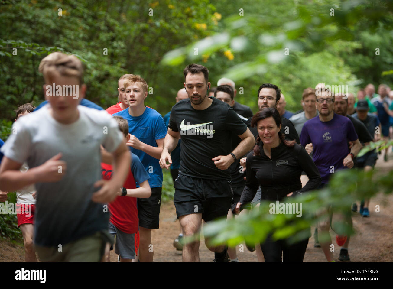 Glasgow, Regno Unito. 25 Maggio, 2019. Il 534th libera e temporizzato Parkrun evento avviene in Pollok Country Park, con locale running club Bellahouston Harriers facendo un volontario-acquisizione, con le loro guide del club che soddisfano tutte le posizioni di volontariato in corso di esecuzione, a Glasgow in Scozia, il 25 maggio 2019. Questo Parkrun era il 534th libero e Parkrun temporizzato 5km eseguire detenute nel parco di Glasgow Southside, ed è uno dei centinaia di tali all-inclusive eventi che si tengono in tutto il Regno Unito e a livello internazionale ogni fine settimana sotto il banner Parkrun. Credito: jeremy sutton-hibbert/Alamy Live News Foto Stock