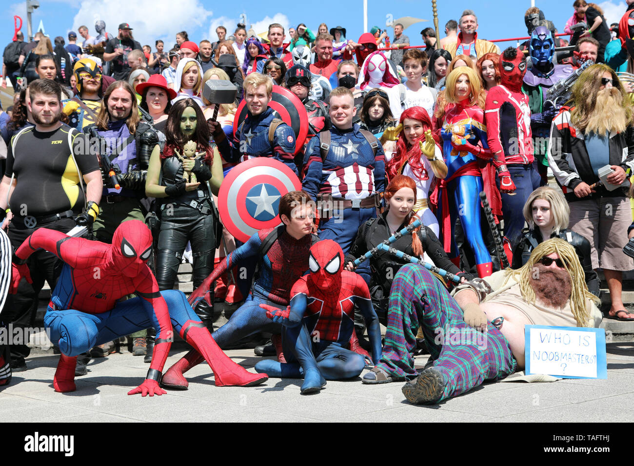 Londra, Regno Unito. 25 maggio 2019. I partecipanti vestiti come vendicatori e Spider-Man dominato MCM London Comic Con a Excel di Londra questo anno e a celebrare in modo molti provenienti insieme hanno disposto un gruppo speciale di una fotografia. Inutile dire che l'Uomo Ragno ha rubato la mostra e il fatto che egli era in ogni foto! Credito: Paul Brown/Alamy Live News Foto Stock