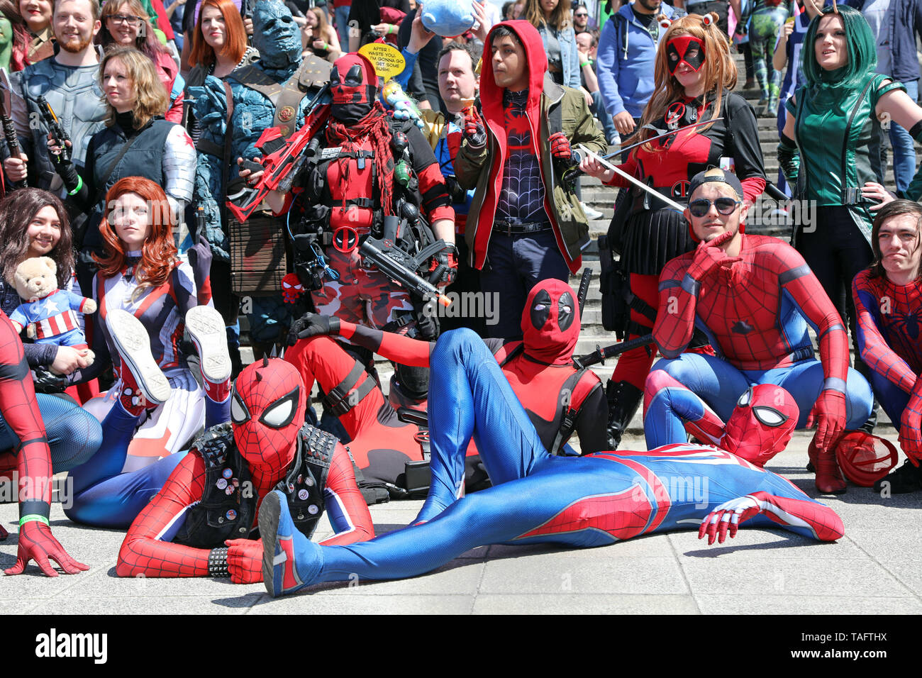 Londra, Regno Unito. 25 maggio 2019. I partecipanti vestiti come vendicatori e Spider-Man dominato MCM London Comic Con a Excel di Londra questo anno e a celebrare in modo molti provenienti insieme hanno disposto un gruppo speciale di una fotografia. Inutile dire che l'Uomo Ragno ha rubato la mostra e il fatto che egli era in ogni foto! Credito: Paul Brown/Alamy Live News Foto Stock