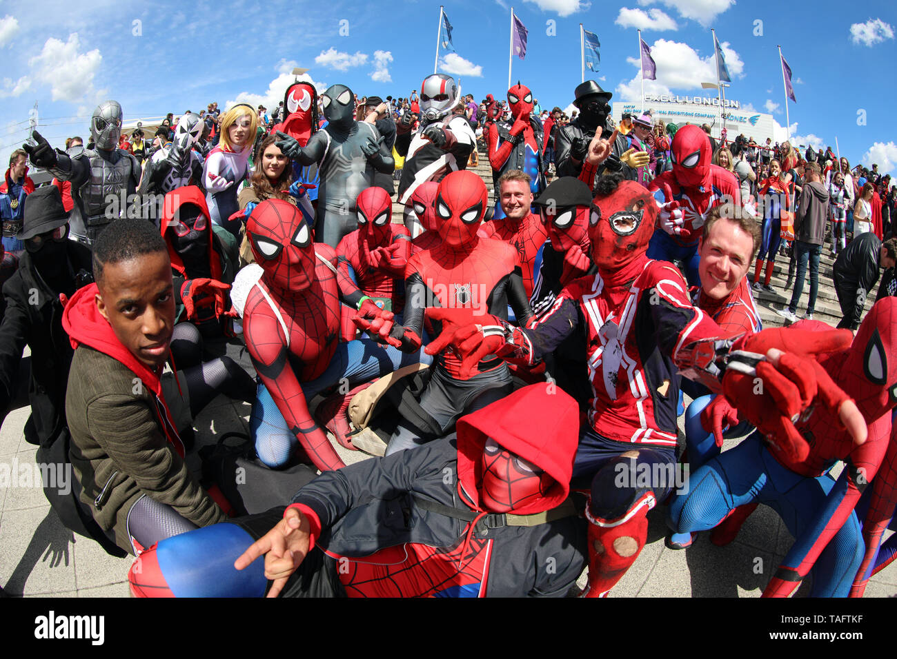 Londra, Regno Unito. 25 maggio 2019. I partecipanti vestiti come vendicatori e Spider-Man dominato MCM London Comic Con a Excel di Londra questo anno e a celebrare in modo molti provenienti insieme hanno disposto un gruppo speciale di una fotografia. Inutile dire che l'Uomo Ragno ha rubato la mostra e il fatto che egli era in ogni foto! Credito: Paul Brown/Alamy Live News Foto Stock