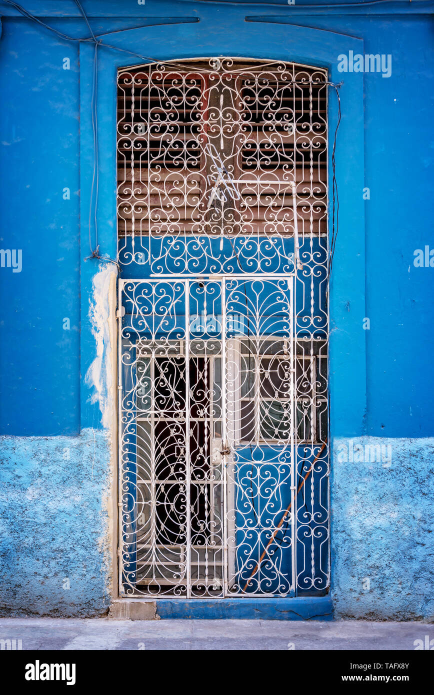 Vecchio Blu e bianco doorwith ferro battuto a l'Avana, Cuba Foto Stock