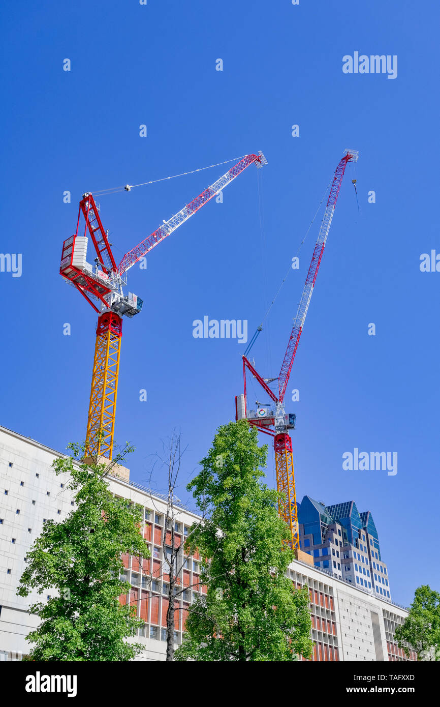 2 gru utilizzata nella demolizione della ex Post Office building, Vancouver, British Columbia, Canada Foto Stock