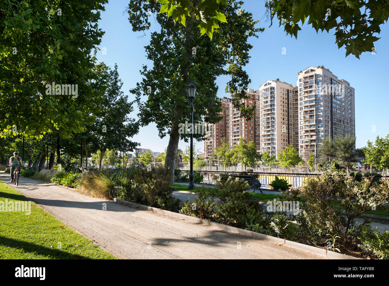 Santiago, Regione Metropolitana, Cile - 11 dicembre 2018: ciclista in bikeway presso la riva del fiume Mapocho presso il centro cittadino. Foto Stock