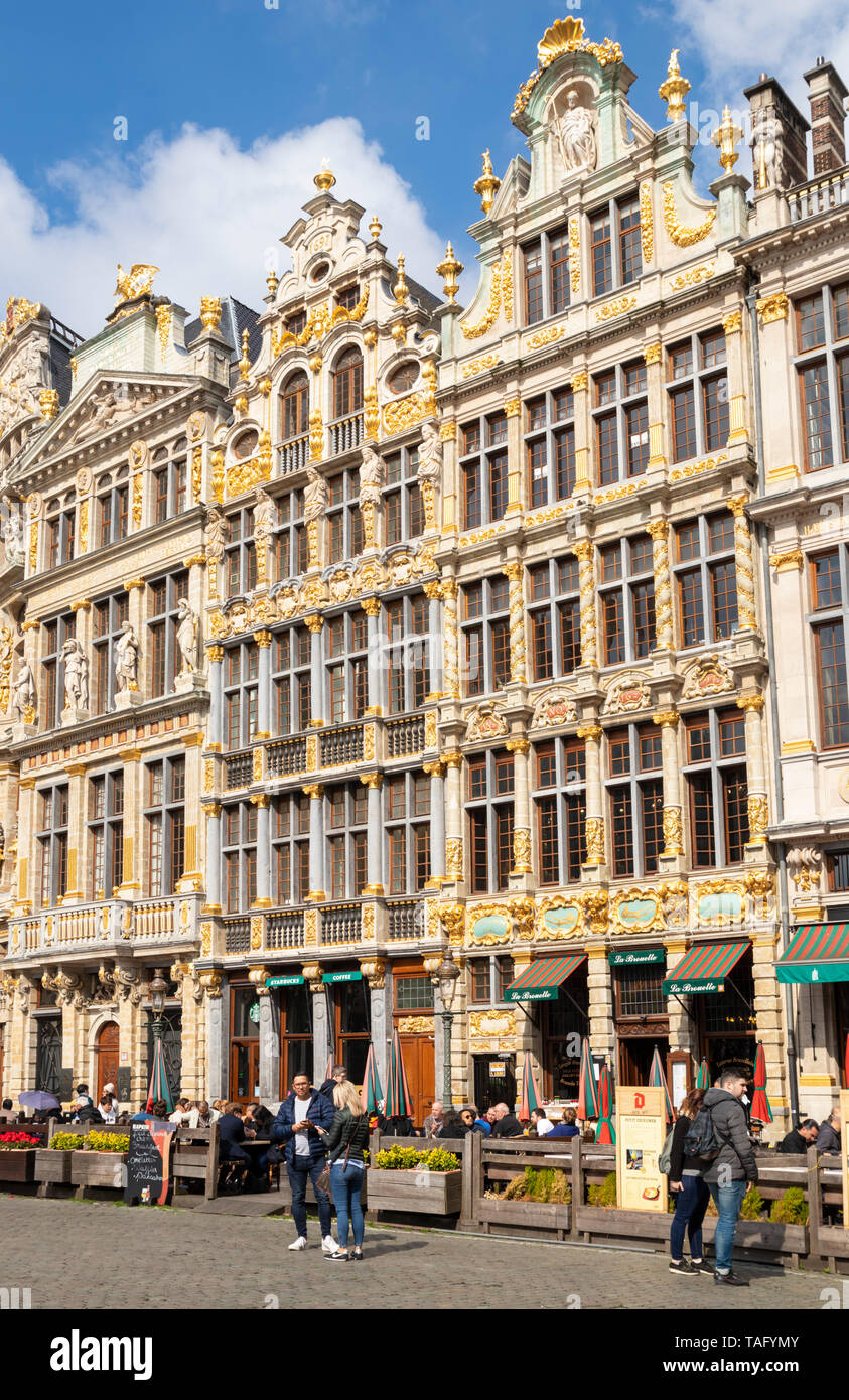 Bruxelles Grand Place Bruxelles cafe ristorante nell'ornato di Guild Halls nella Grand Place Bruxelles city centre Bruxelles Belgio UE Europa Foto Stock