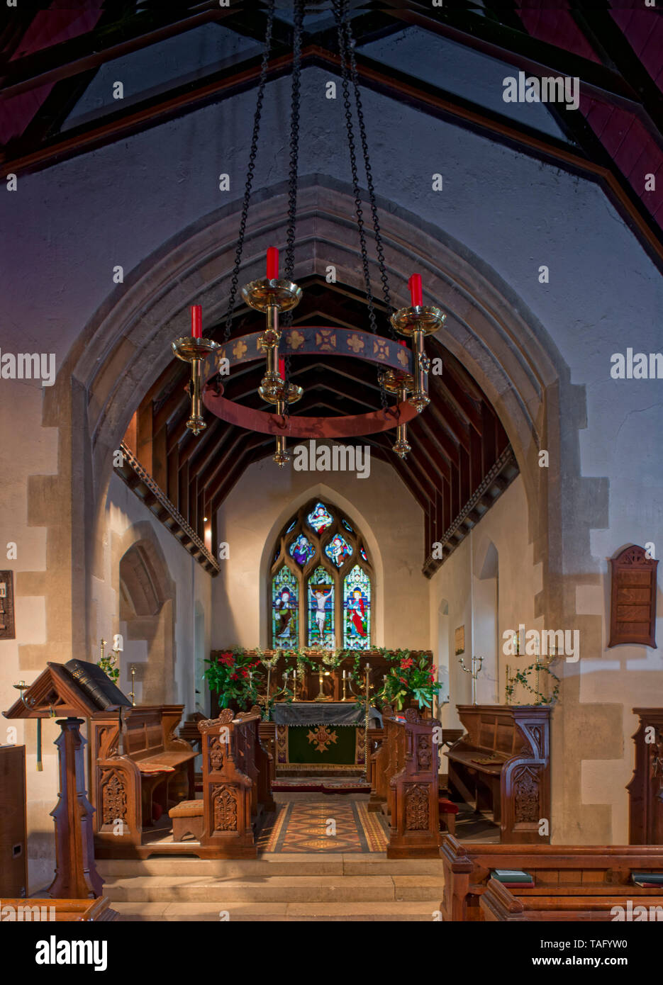 La navata centrale e Santuario della chiesa di San Lorenzo, Tubney, Oxfordshire, Regno Unito. Foto Stock