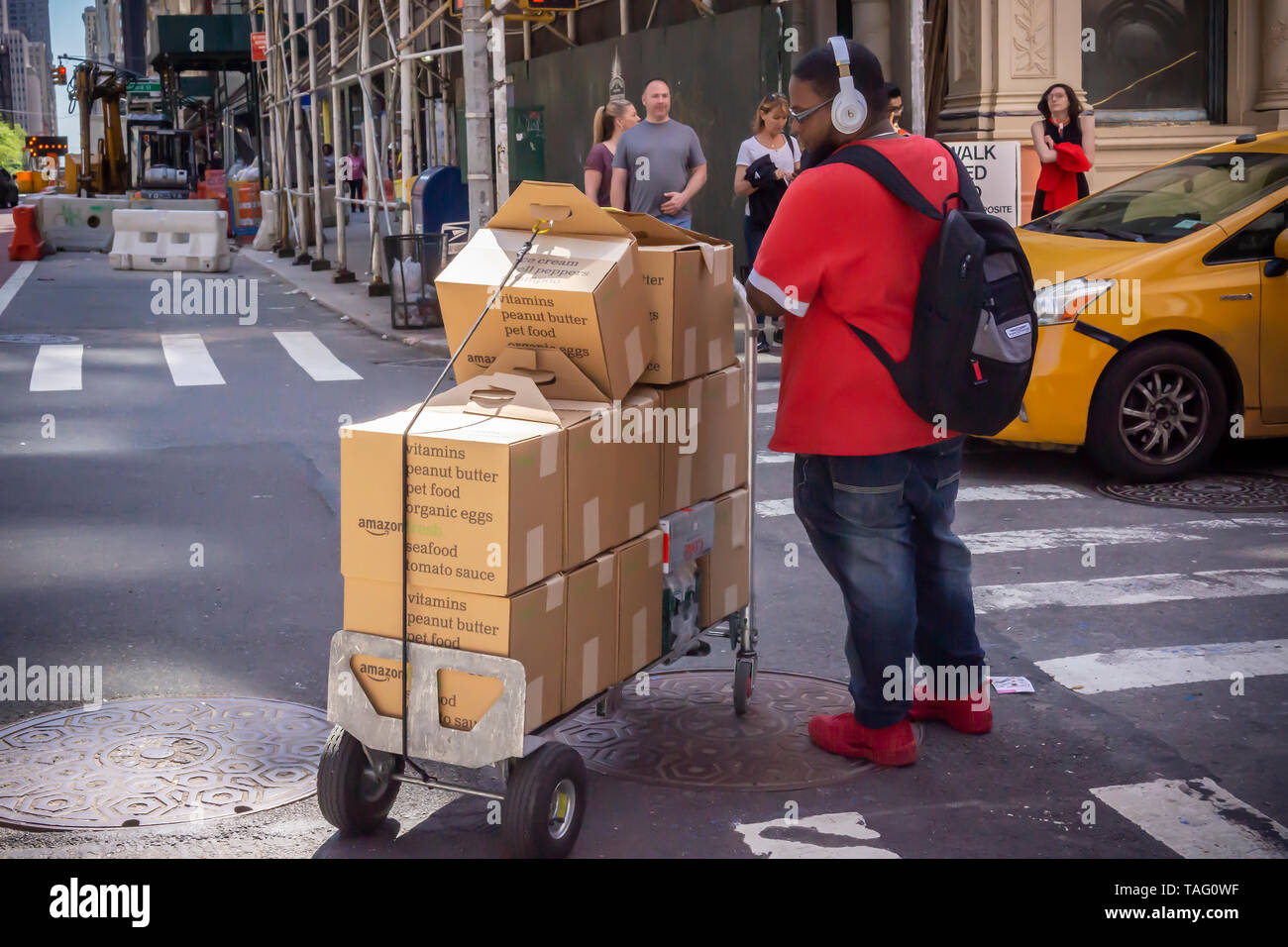 Un carrello pieno di acquisti da Amazon freschi nel quartiere Tribeca di New York Sabato 18 Maggio, 2019. (Â©Â Richard B. Levine) Foto Stock