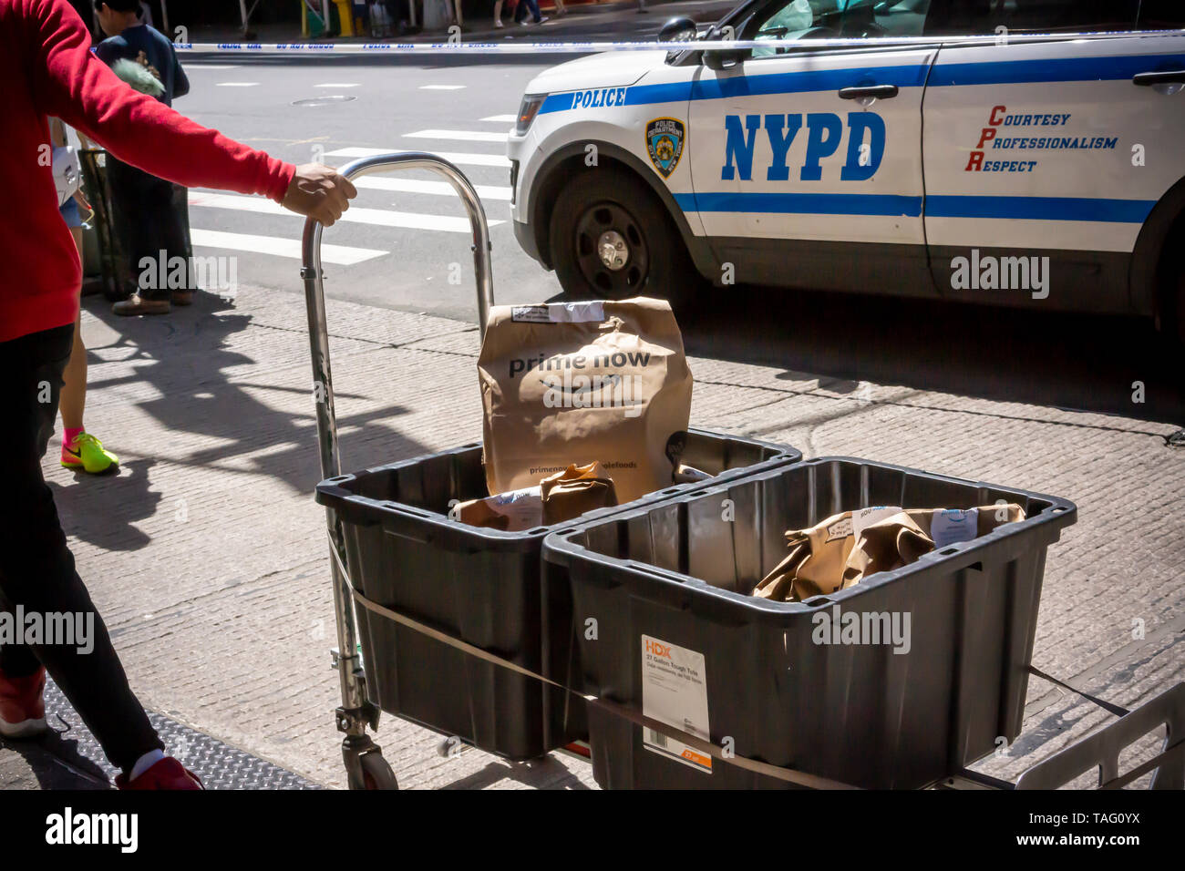 Un carrello pieno di acquisti da Amazon nel quartiere Tribeca di New York Sabato 18 Maggio, 2019. (Â©Â Richard B. Levine) Foto Stock