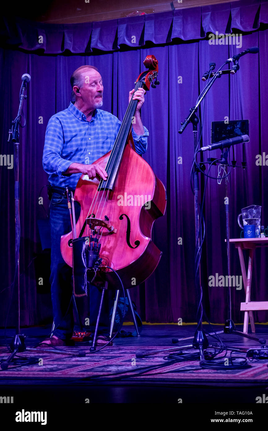 Jim Kerwin sul violino giocando con nellâ & Jim Band, Rogue Folk Club, Vancouver, British Columbia, Canada Foto Stock