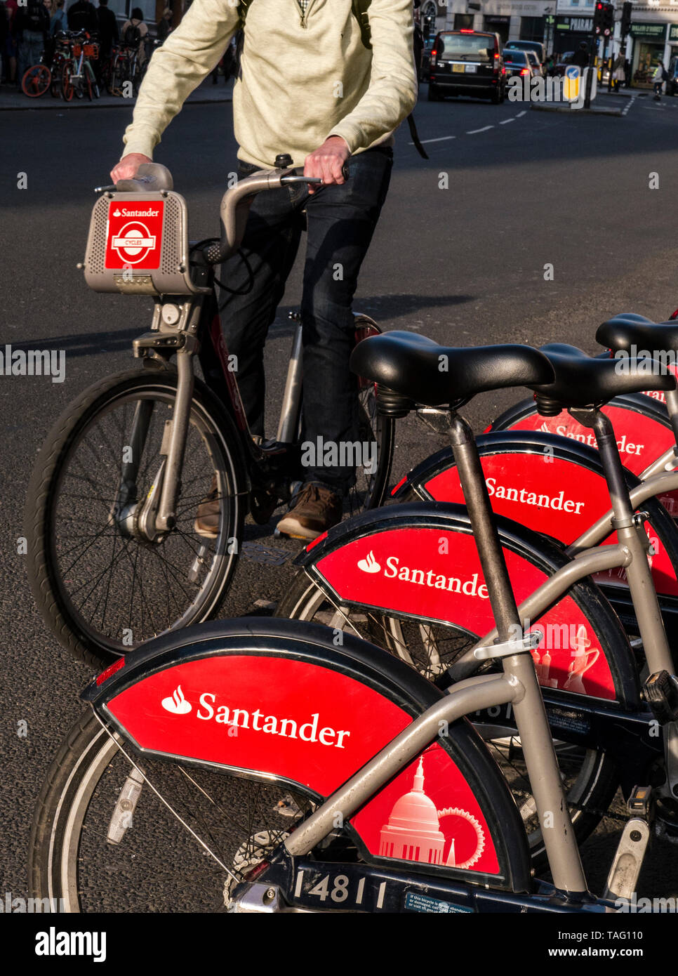 TFL Santander sponsorizzato London red noleggio noleggio bici a Southwark Street con maschio ciclista timidamente inizia la sua corsa di noleggio dalla moto e il terminale della stazione docking. Trasporto per London Southwark London REGNO UNITO Foto Stock