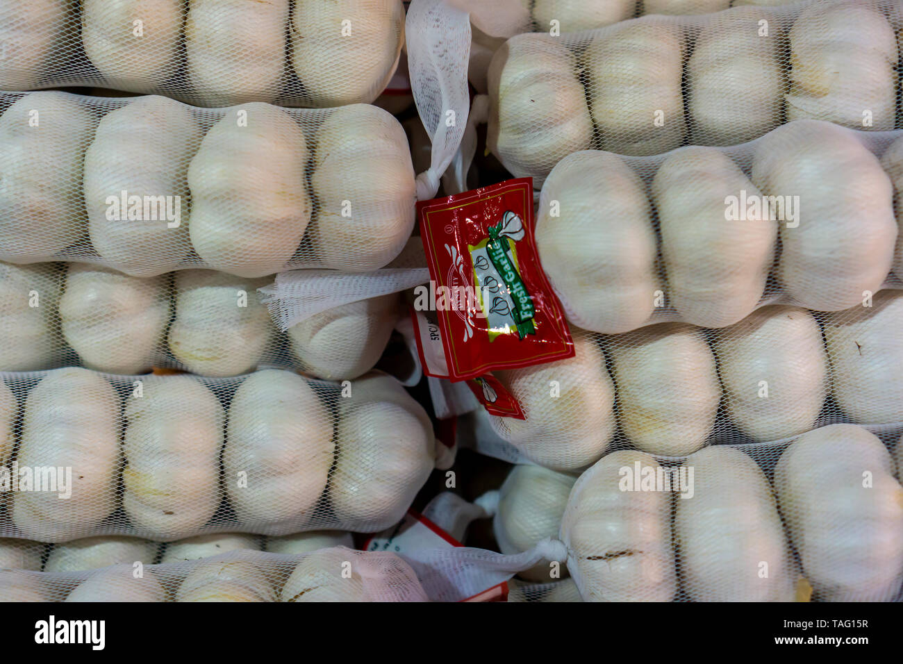 Manicotti di teste d'aglio importato dalla Cina in un supermercato a New York martedì, 21 maggio 2019. Con tariffe doganali sulle importazioni di aglio proveniente dalla Cina è aumentato al 25 per cento, aglio commerciali degli agricoltori negli Stati Uniti traggono profitto poiché essi si basano principalmente sulle vendite sul mercato interno. (Â© Richard B. Levine) Foto Stock