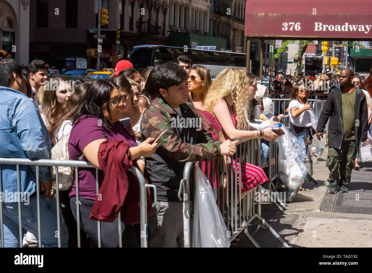 Migliaia di David Dobrik linea di ventole fino a New York in attesa di entrare il David Dobrik pop-up shop Sabato 18 Maggio, 2019. Il negozio è stato aperto solo per due giorni la vendita di merce Dobrik. Dobrik è una personalità di YouTube, leader di una serie di video creati dal Vlog Squad. (Â© Richard B. Levine) Foto Stock