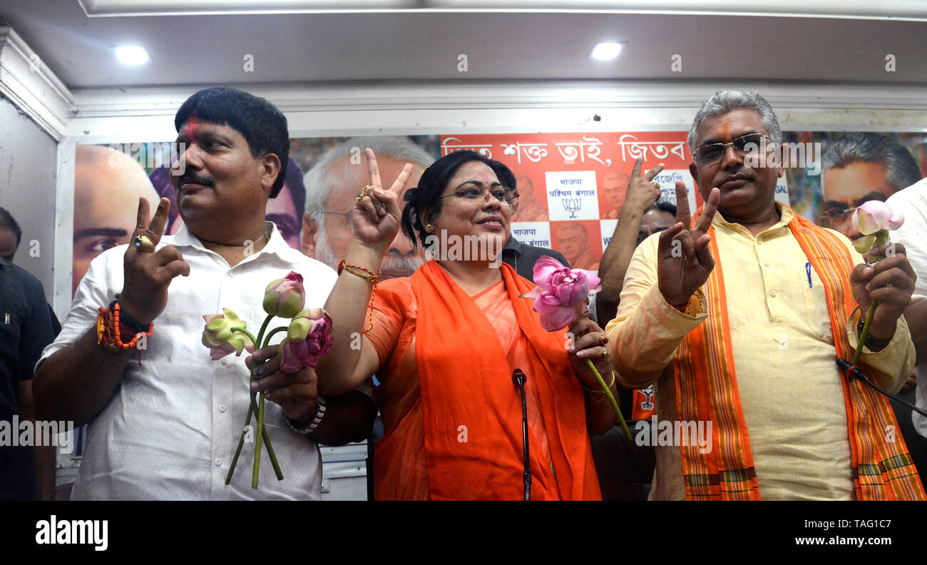 Kolkata, India. 24 Maggio, 2019. Bharatiya Janta Party o BJP candidato vincente da Barrackpore Lok Sabha circoscrizione Arjun Singh, BJP candidato vincente di Raiganj Lok Sabha circoscrizione Debasree Chaudhuri e Bengala Occidentale BJP Presidente e candidato vincente di Medinipur Lok Sabha circoscrizione Dilip Ghosh (da sinistra a destra) mostra segno di vittoria al BJP parte office. Credito: Saikat Paolo/Pacific Press/Alamy Live News Foto Stock