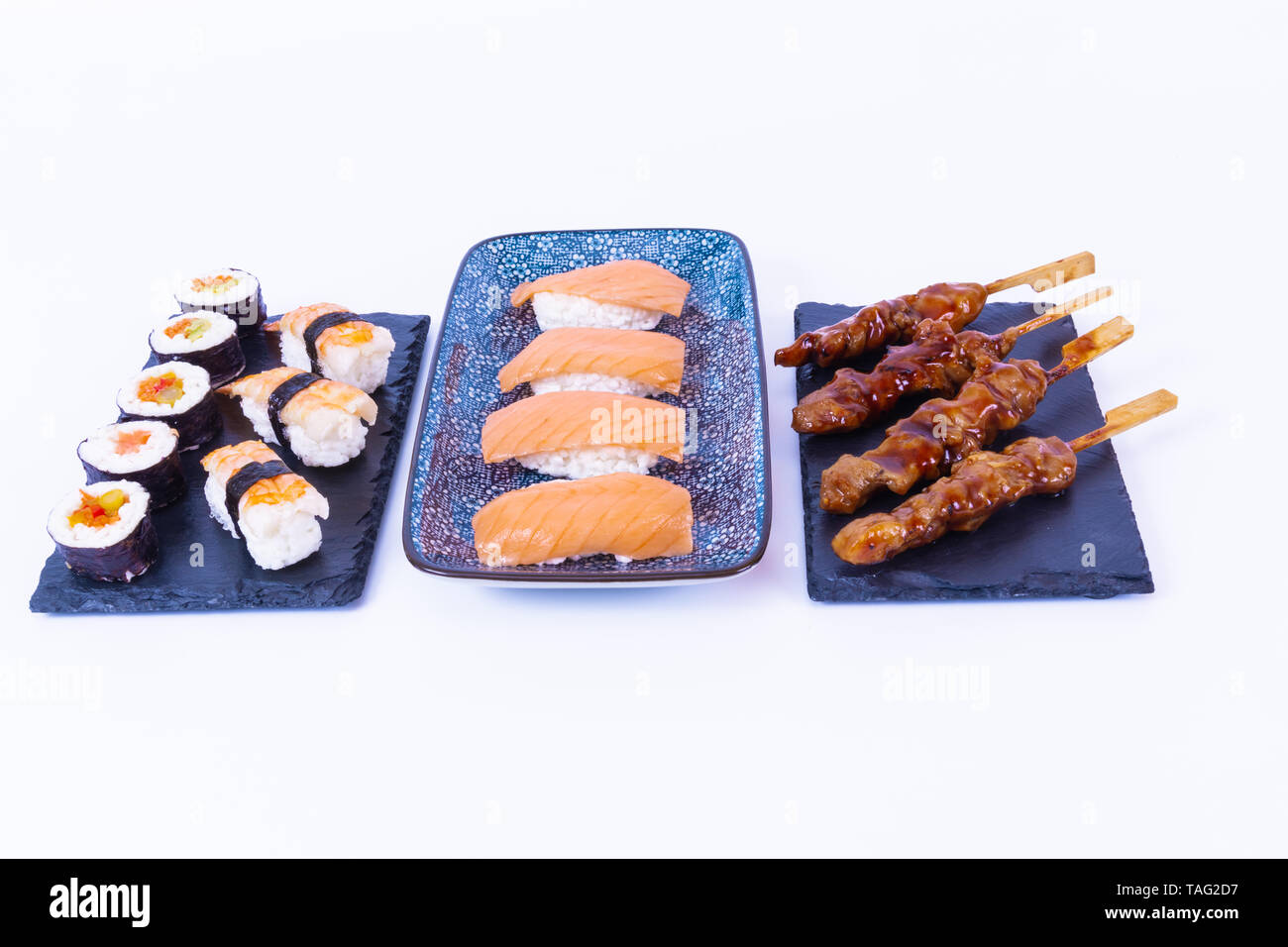 Salmone e gamberetti sushi rotoli. Tempura. Il cibo giapponese Foto Stock
