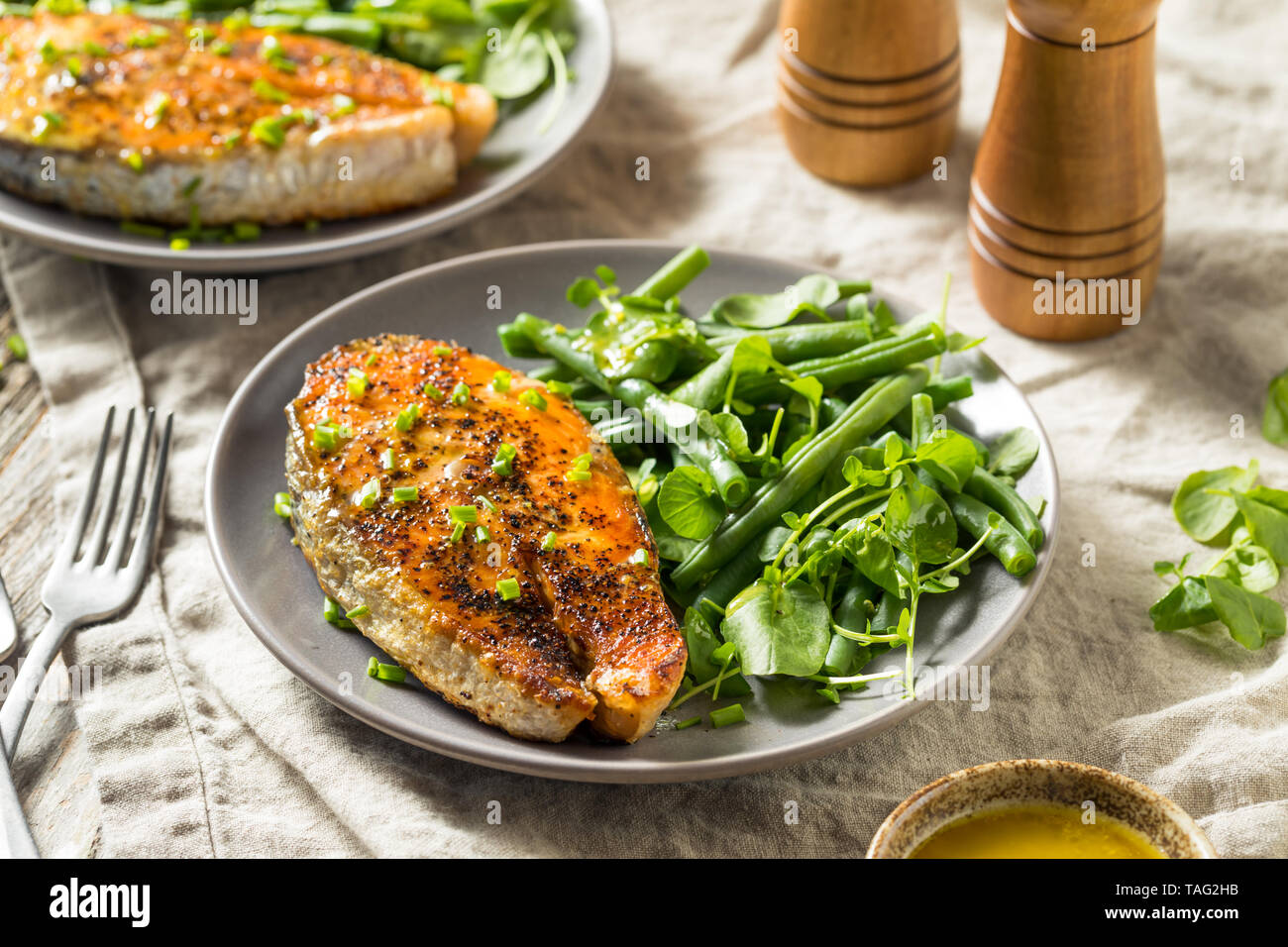 In casa il salmone biologico bistecca con una verde insalata di fagioli Foto Stock