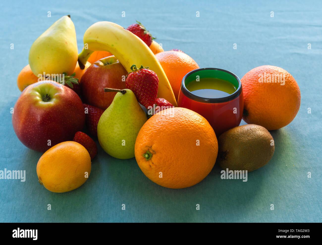 Colorata frutta fresca e succhi di frutta sul cielo blu sullo sfondo. Foto Stock
