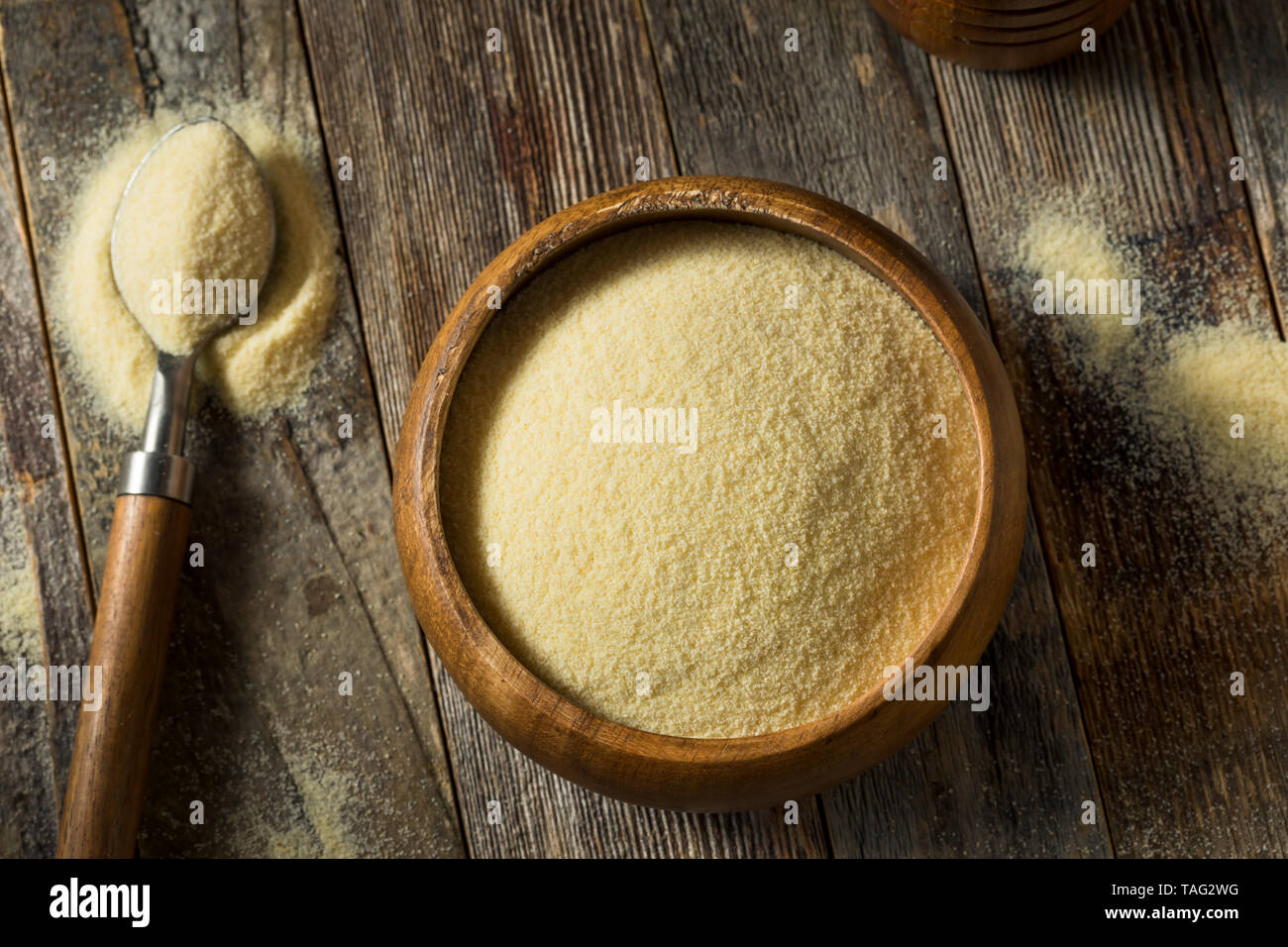 Organico secco la semola di grano duro la farina in una ciotola Foto Stock