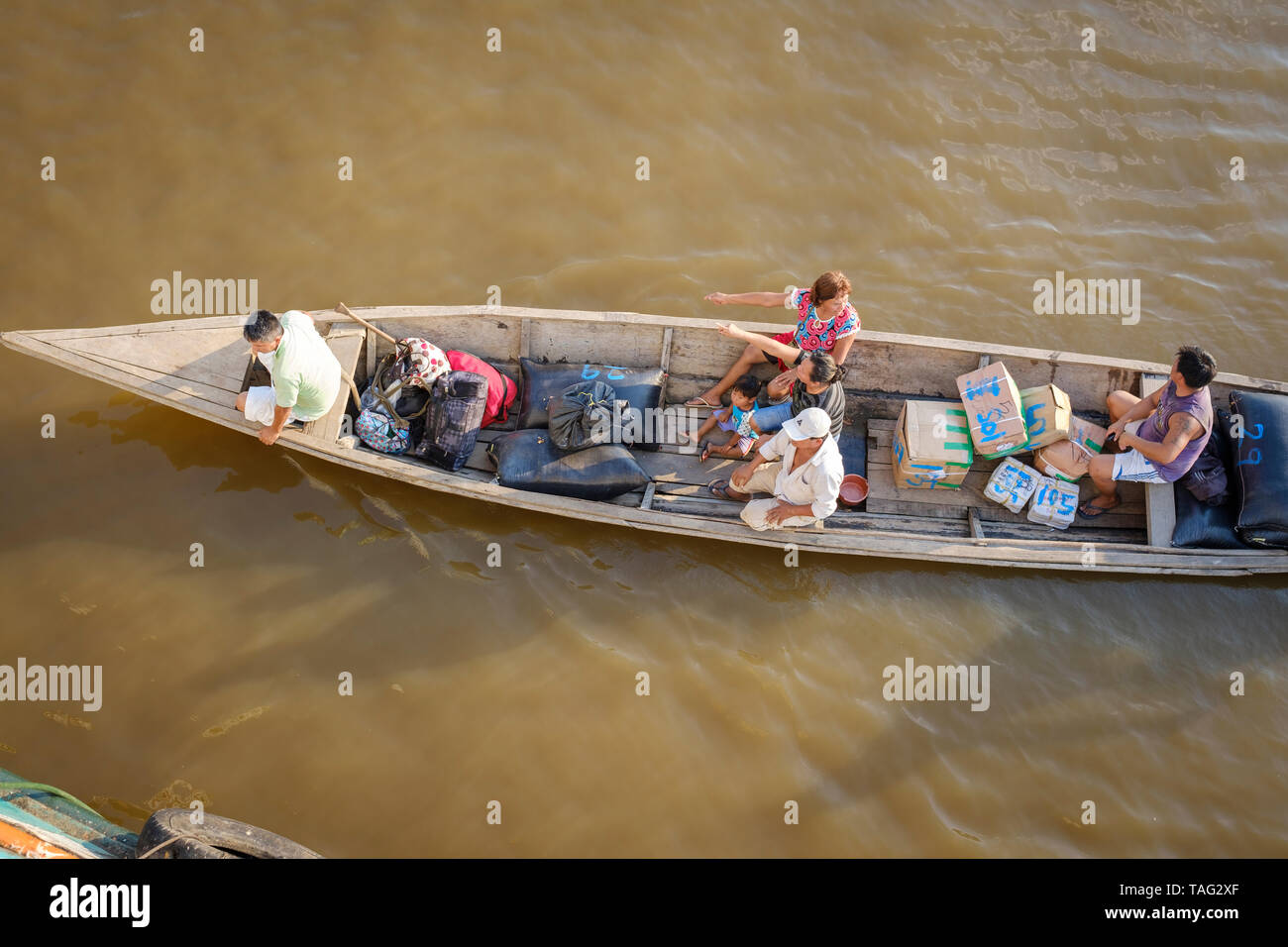I passeggeri di salire a bordo di una nave traghetto Iquitos-Pucallpa nel fiume Ucayali, Amazzonia peruviana bacino, Perù Foto Stock