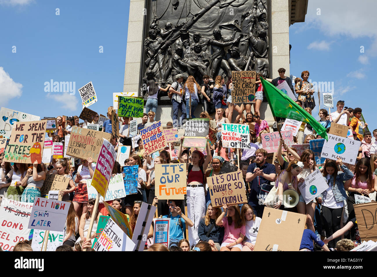 London, Regno Unito - 24 Maggio, 2019: giovani dimostrare attraverso il centro di Londra contro il riscaldamento globale, parte della gioventù Strike 4 movimento del clima. Foto Stock