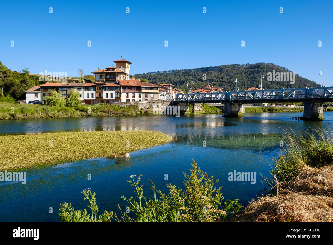 Splendida vista del villaggio di Unquera con il Fiume Deva in primo piano, Cantabria, SPAGNA Foto Stock