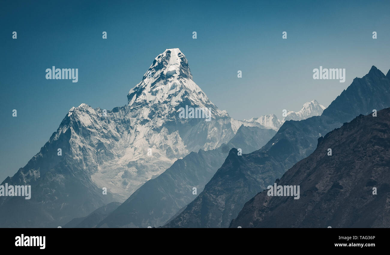 Paesaggio di layered nepalesi per le gamme della montagna con il Monte Everest in background. Foto Stock