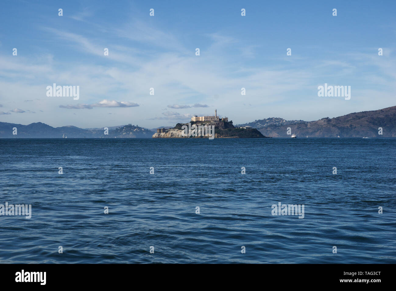 SAN FRANCISCO, CALIFORNIA, STATI UNITI - Novembre 25th, 2018: Alcatraz, il silenzioso prigione a freddo nella baia come visto dal molo 39 Foto Stock