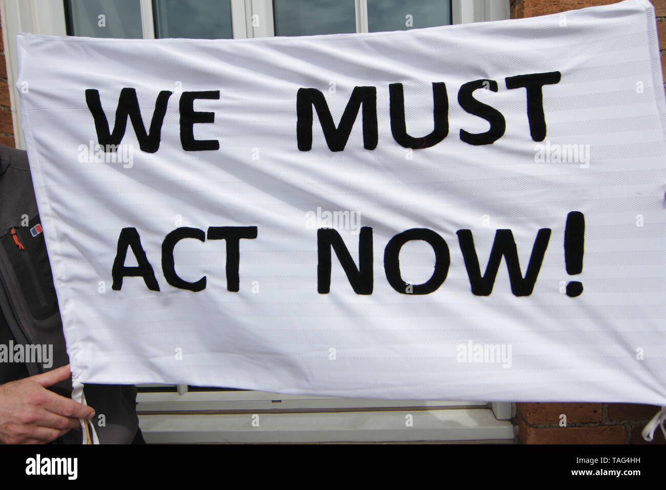Attivisti del Cambiamento Climatico gruppo ribellione di estinzione tenere un banner dicendo ÒWe deve agire NowÓ durante una demo al di fuori di Derby City Council house su 22/05/2019 Foto Stock