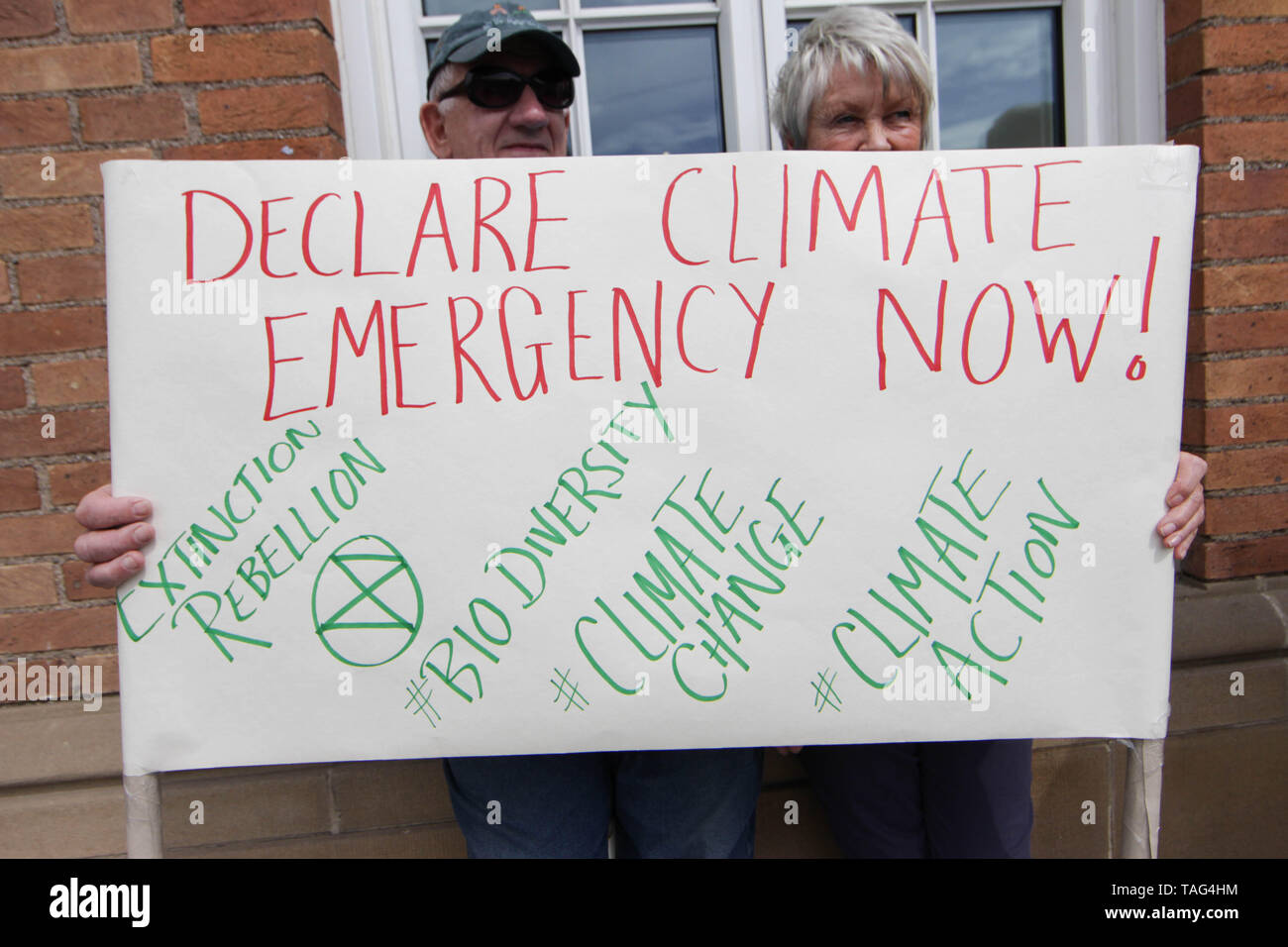 Attivisti del Cambiamento Climatico gruppo ribellione di estinzione tenere un banner dicendo ÒDeclare Emergenza climatica NowÓ durante una demo al di fuori di Derby City Council house su 22/05/2019 Foto Stock