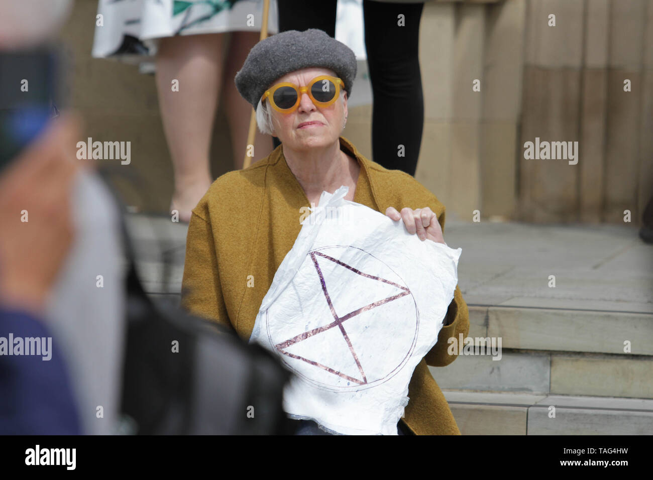 Un attivista dal cambiamento climatico gruppo ribellione di estinzione detiene un pezzo di carta con l'estinzione della ribellione logo scritto su di esso durante una demo al di fuori di Derby City Council house su 22/05/2019 Foto Stock