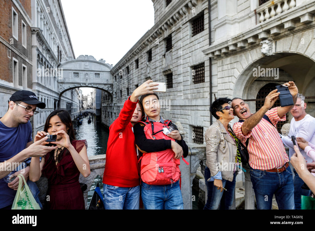 I turisti pongono per selfie foto di fronte al Ponte dei Sospiri a Venezia, Italia. Foto Stock