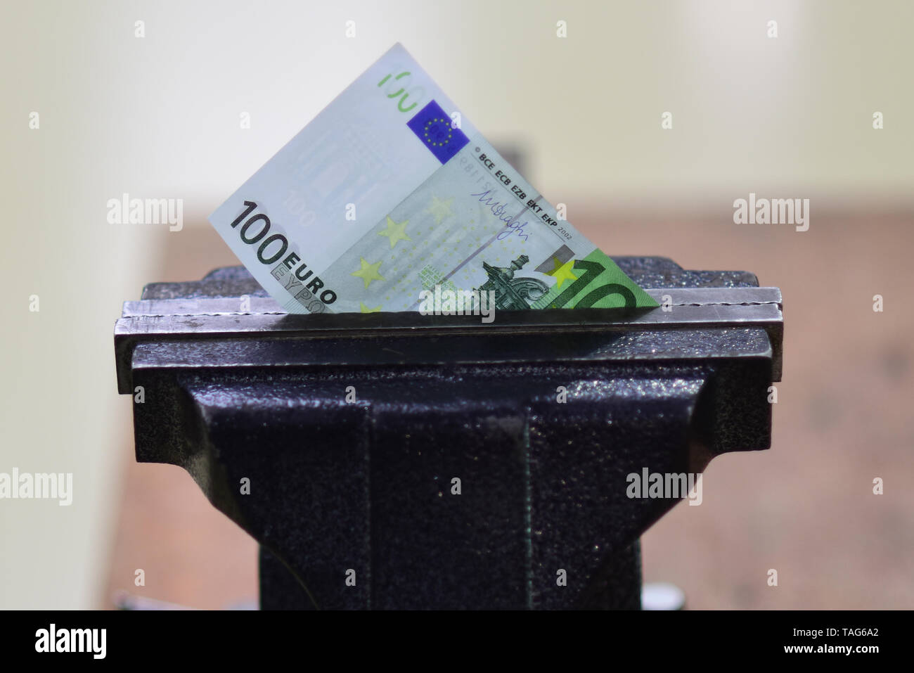Finanziaria o economica metafora, euro bill nella fascetta. Foto Stock