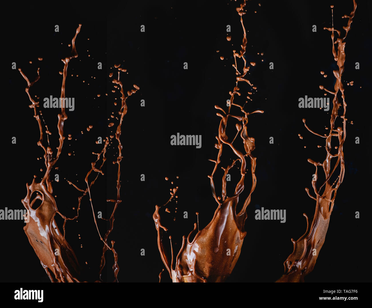 Cioccolata calda raccolta splash, cacao splash texture su uno sfondo nero. Ad alta velocità la fotografia di cibo. Liquido in movimento. Foto Stock