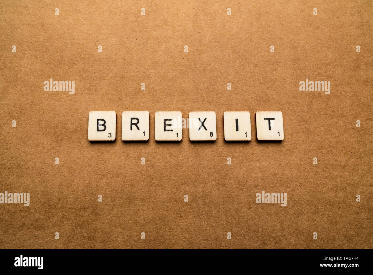 LONDON, Regno Unito - 24 Maggio 2019: La parola BREXIT, farro con lettera in legno piastrelle su un marrone sfondo testurizzata Foto Stock