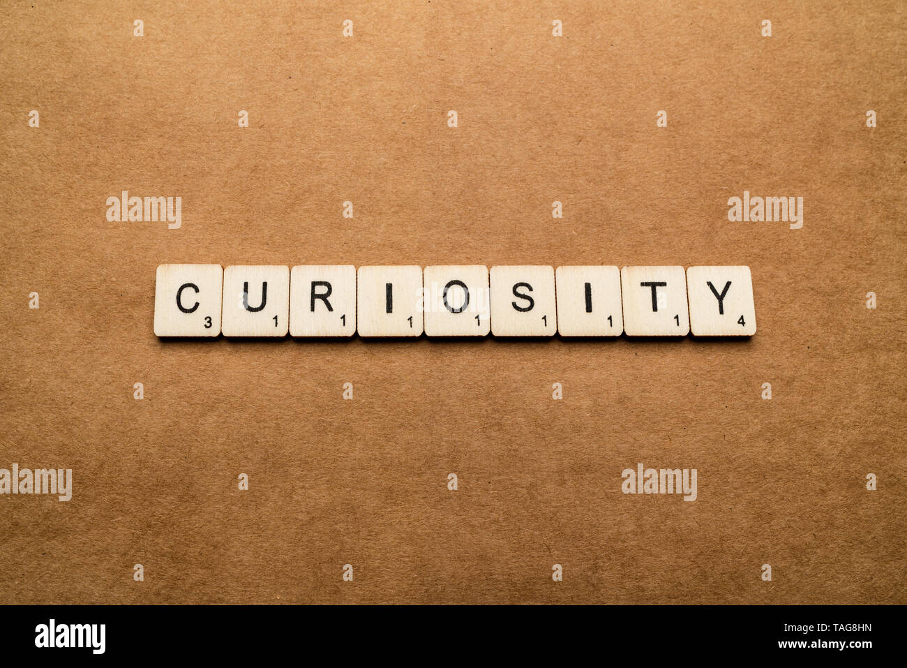 LONDON, Regno Unito - 24 Maggio 2019: La parola curiosità, farro con lettera in legno piastrelle su un marrone sfondo testurizzata Foto Stock