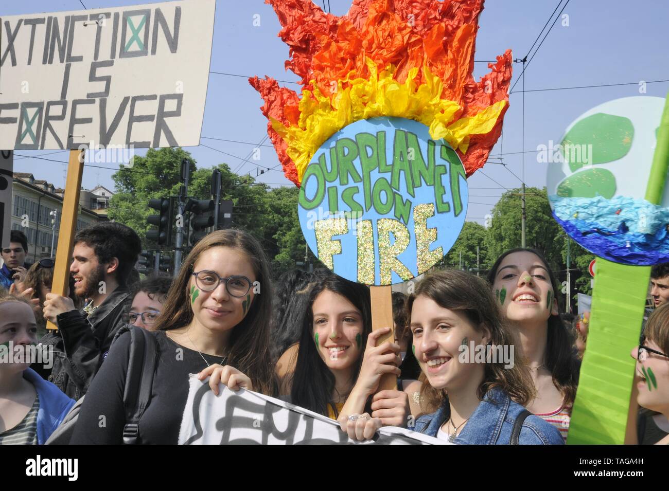 Milano (Italia), 24 maggio 2019, "Global Strike per il futuro " Gioventù e manifestazione studentesca, in segno di protesta contro il cambiamento climatico e il riscaldamento globale Foto Stock